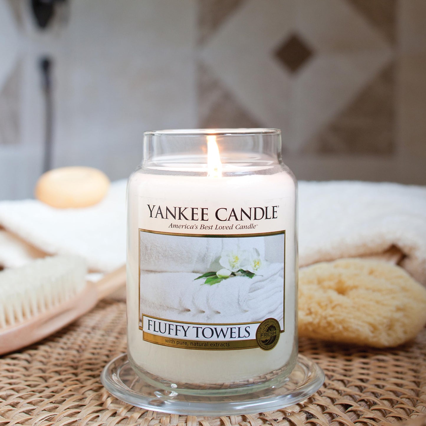 Yankee Candle jar candle (large) | Fluffy Towels | Candle with long burn time up to 150 hours | Perfect gifts for women