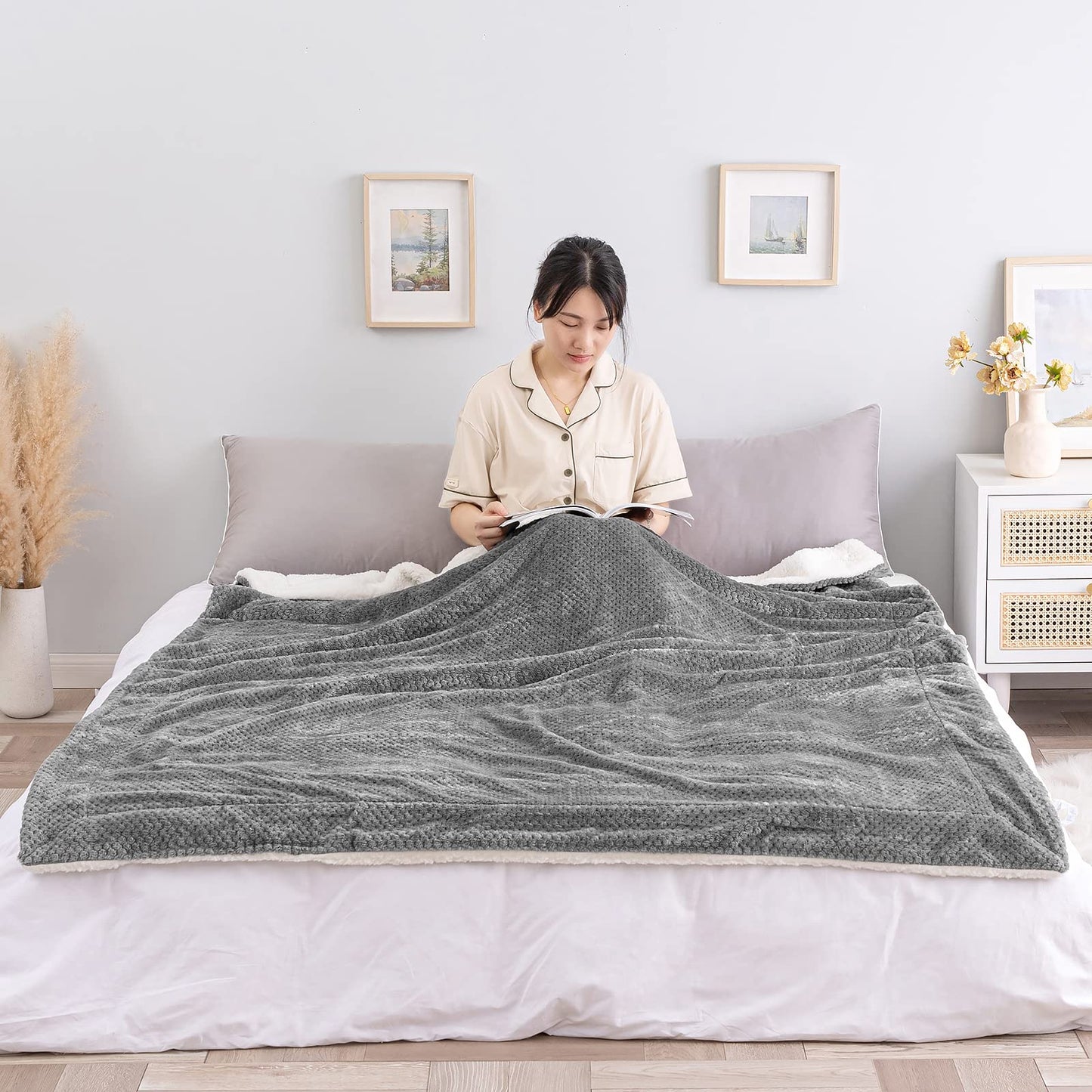 MIULEE Blanket Minky Sherpa Fleece Blanket Cozy Throw Double Layer Wool Blanket Flannel Lamb Blanket Soft Bedspread for Sofa Couch Living Room 150x200 cm Dark Grey