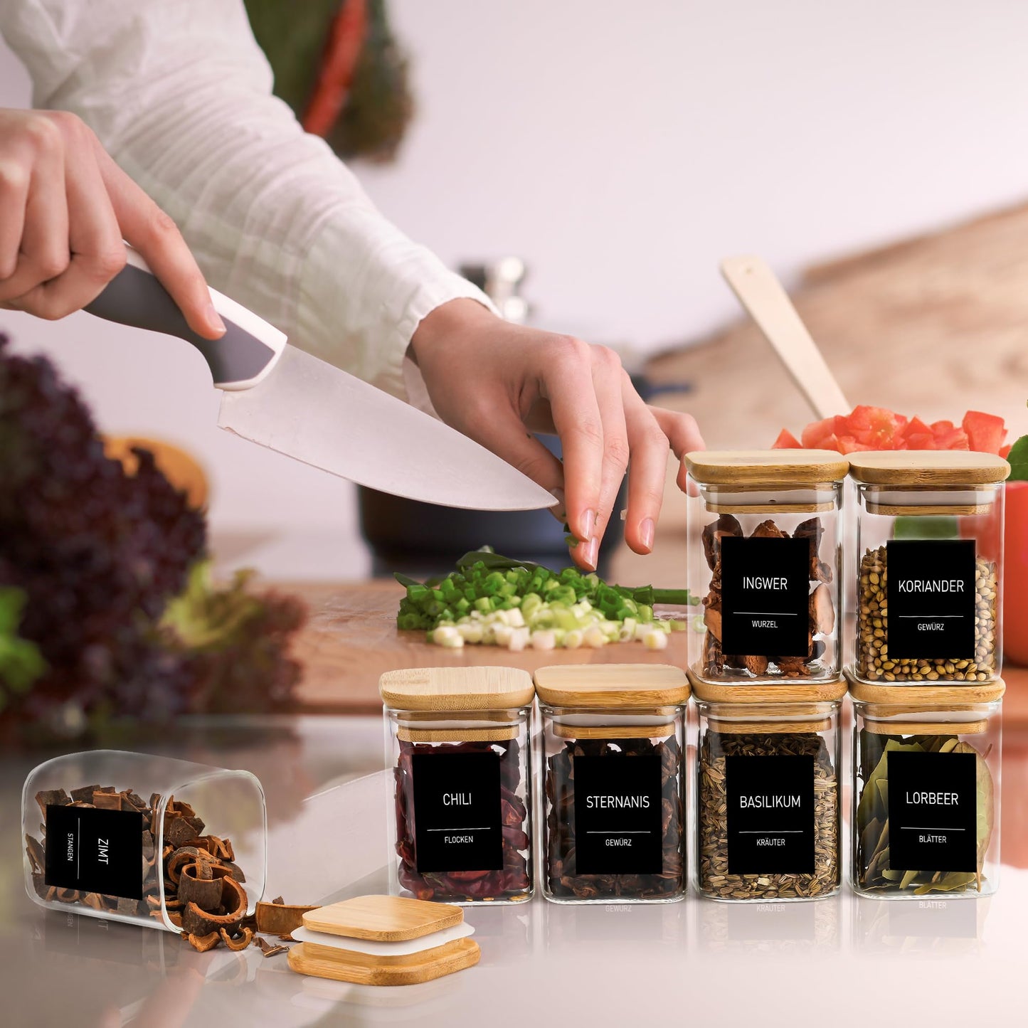 Happy Lemuro Spice Jars Square | 12-piece set | Glass storage containers 180 ml, 279 spice labels, pen, wooden lids. 6x6x8.5 cm, 12 spice containers | Jars for spice storage, spice storage