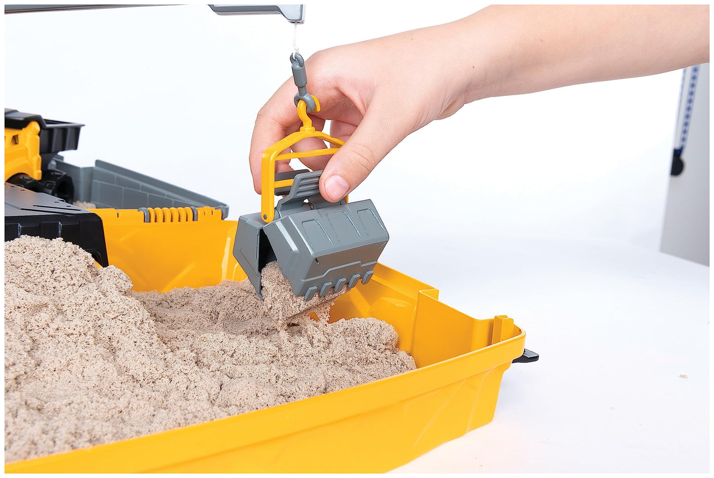 Kinetic Sand Construction Kit - with 907g of original magical kinetic sand from Sweden, construction vehicle, and accessories for creative indoor sand play, for children ages 3 and up.
