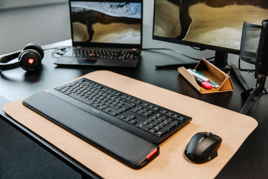 CHERRY MW 3000, Wireless ergonomic mouse for right-handers, 2.4 GHz, 6 buttons, optical sensor, rubberized side grips, battery powered, black.