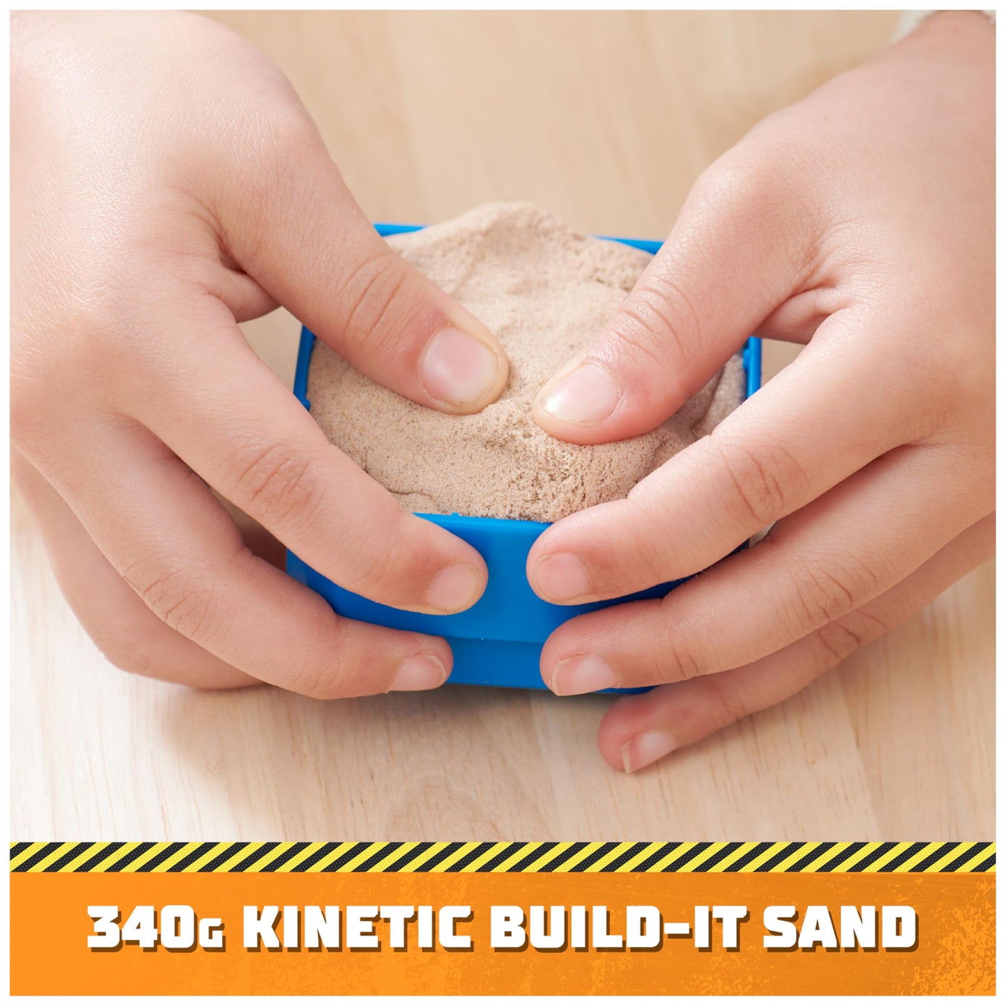Rubble & Crew - Construction Paws Courtyard Crane Playset (68 cm) with Rubble action figure, bulldozer construction vehicle, and 340 g Kinetic Sand Build-it Sand. Suitable for children aged 3 years and older.