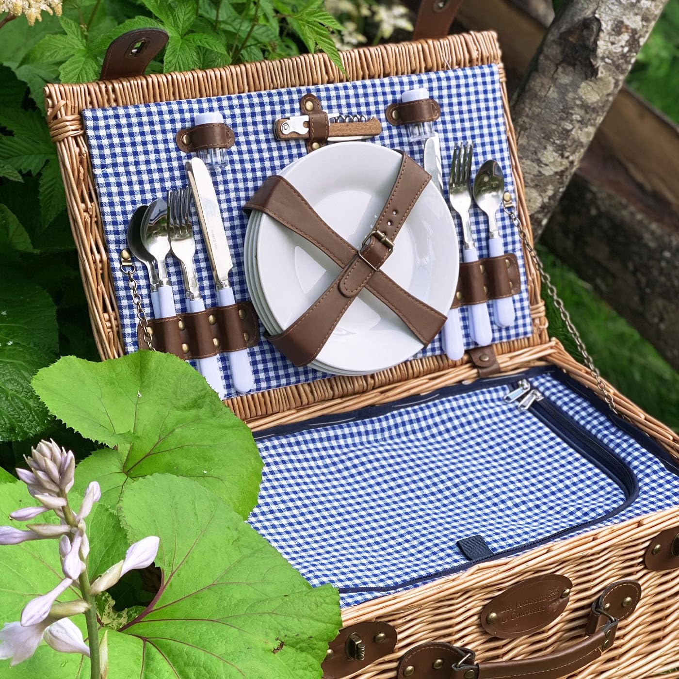 The Countess's Gardens - Marly Picnic Basket - Vichy fabric - complete - 4 people - cooler compartment - ceramic plates and glass wine glasses - 46 x 31 x 20 cm