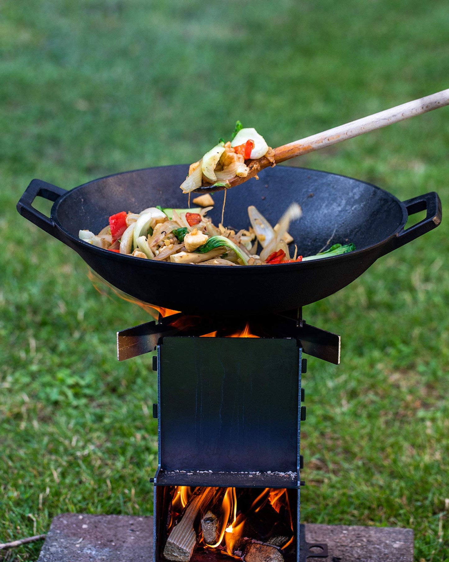 BBQ-Toro Cast Iron Wok Pan Ø 35.5 cm | Pre-seasoned | Flat bottom wok | Cast iron pan for gas grill and electric stove | Induction compatible, thermoresistant.