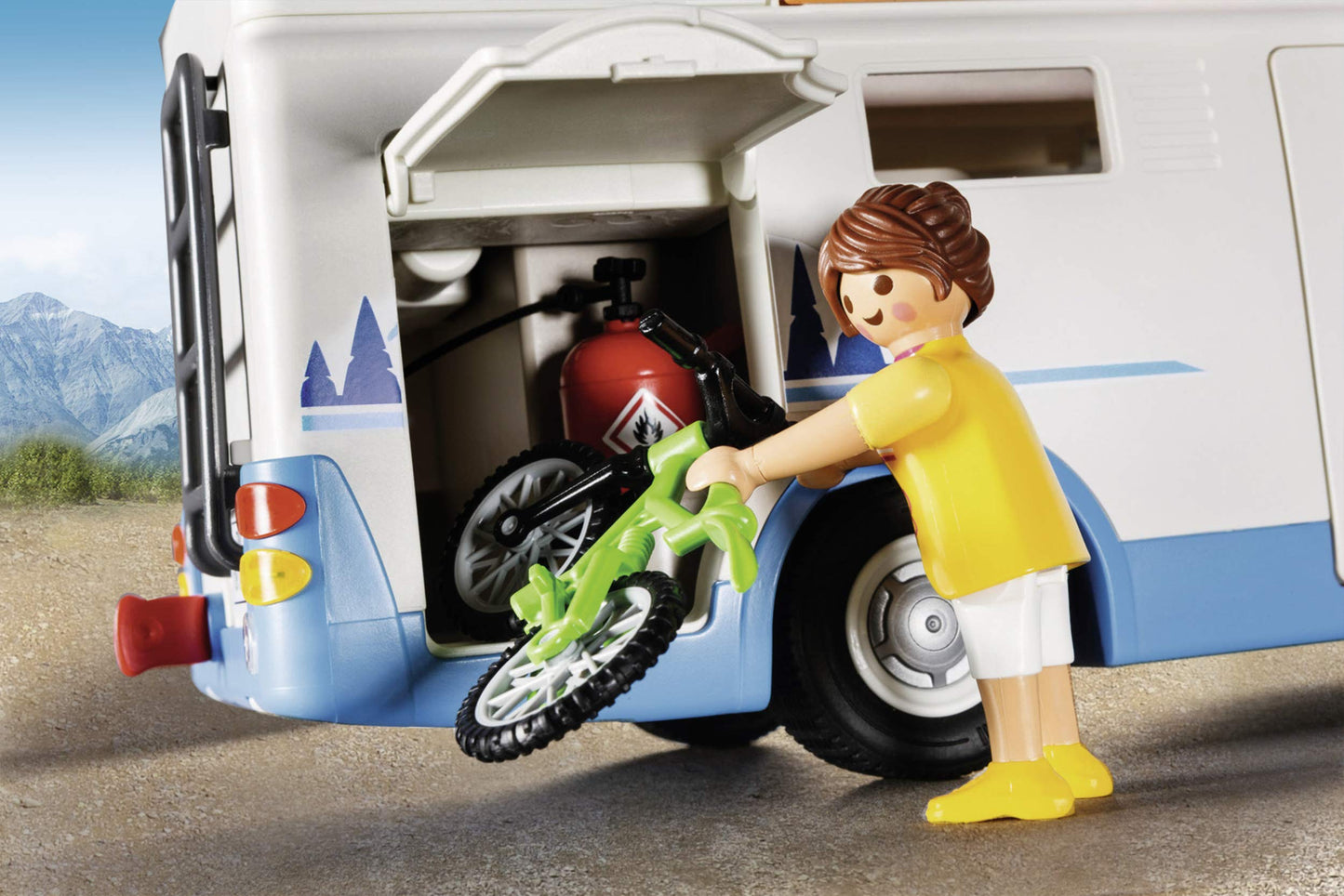 PLAYMOBIL 9318 Fun Camping Set for the whole family with removable roof, trailer hitch, and pull-out awning, for ages 4 and up.