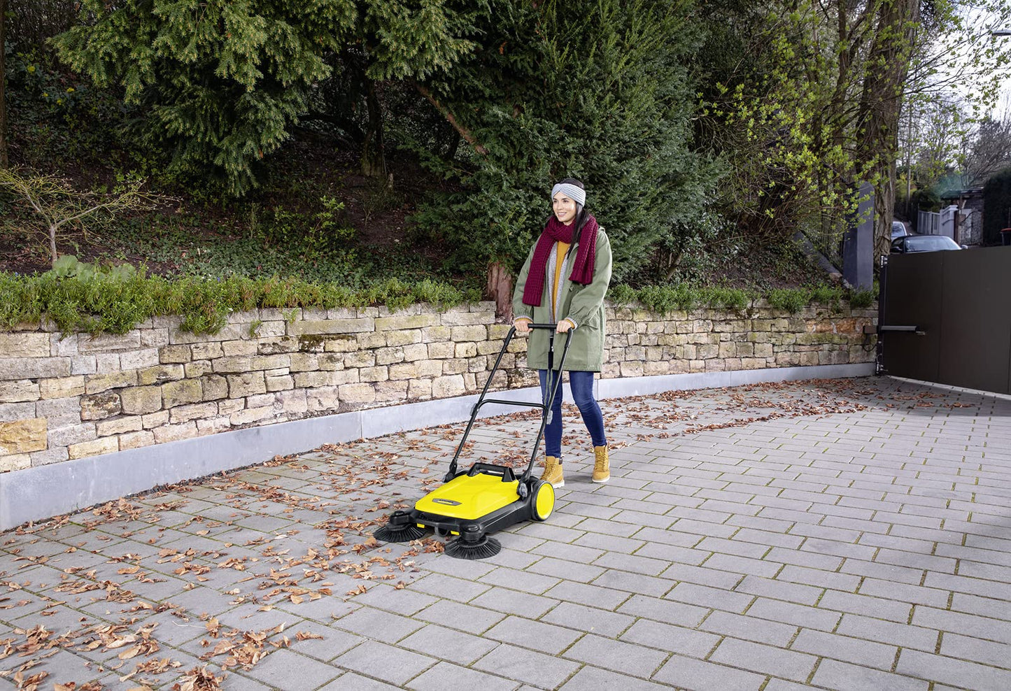 Kärcher Sweeper S 4 Twin (Max. area coverage: 2400m²/h, 2 side brushes, Sweeping container: 20 l, Working width: 680 mm, space-saving storage, height-adjustable push handle), foldable