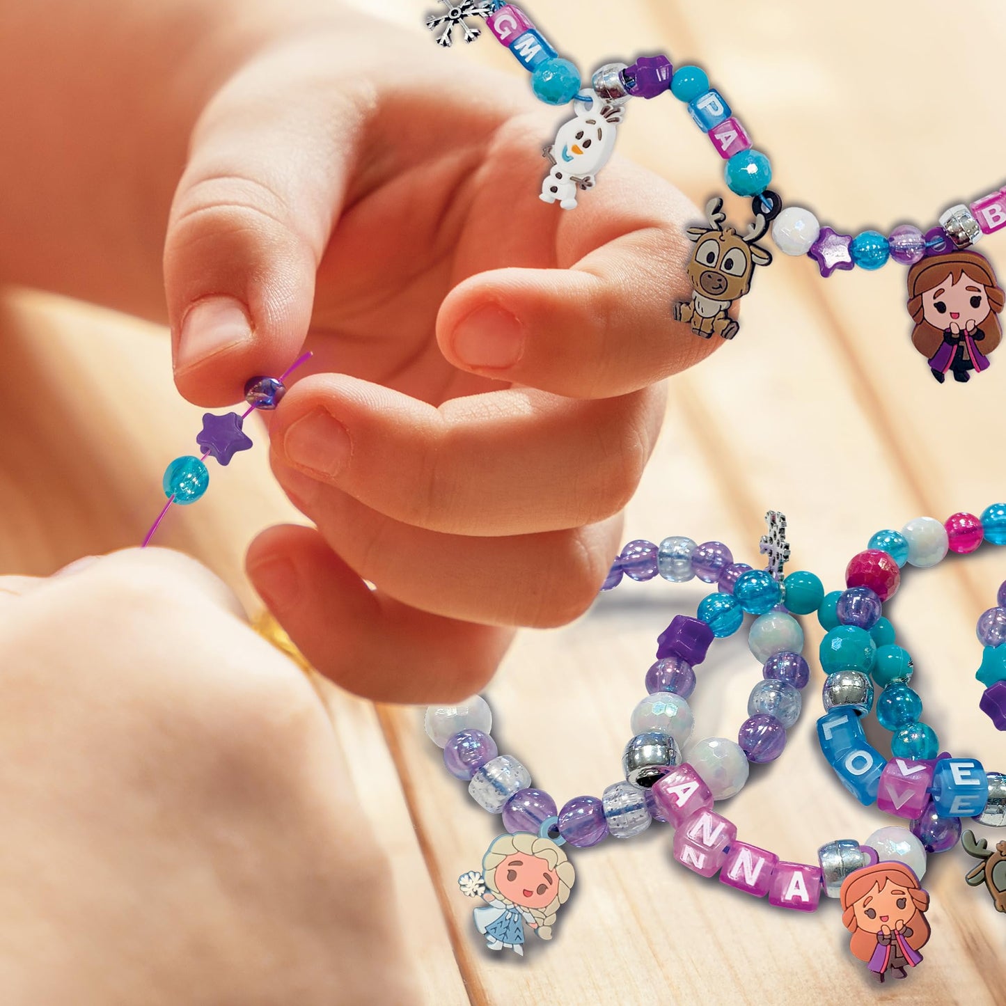 Lisciani - FROZEN: SECRET PEARL SET - Jewelry making kit for children aged 3 and up - Treasure chest with lock and key - Colorful beads and Frozen charms - Create bracelets and necklaces.
