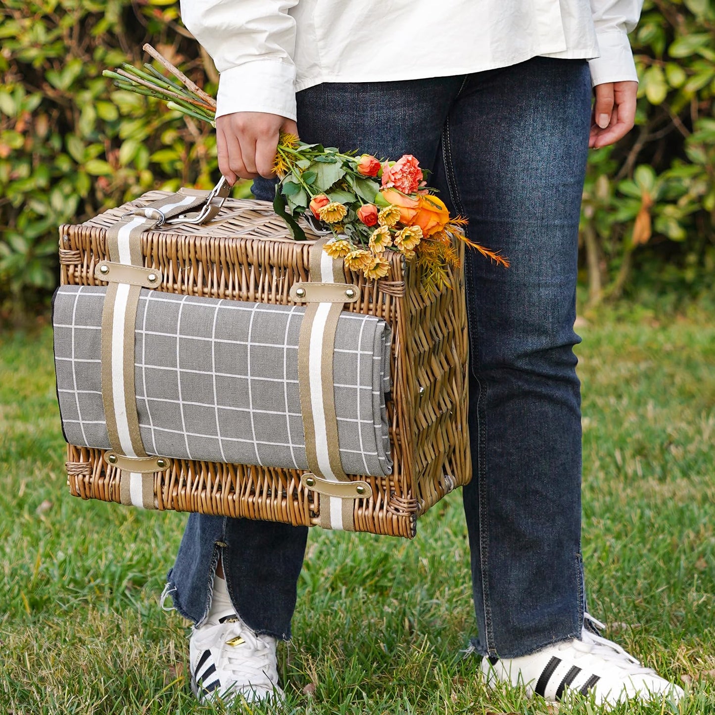 Willow picnic basket for 2 – Willow basket with waterproof picnic blanket | Willow picnic set with insulated cooler | Willow basket with cutlery set | Gift basket for Christmas, Thanksgiving, Gray