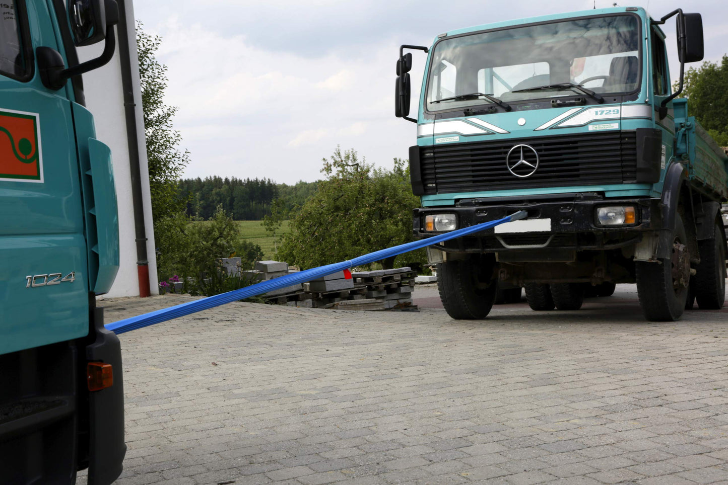Kerbl tow strap (L x W 6 m x 4 cm, breaking load 35,000 kg, color blue, for towing vehicles such as trucks, etc.) 37708