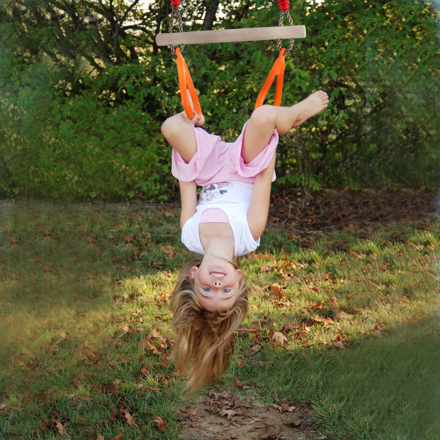 PELLOR Multifunctional Kids Wooden Trapeze Swing with Plastic Gym Rings, supports up to 160KG.