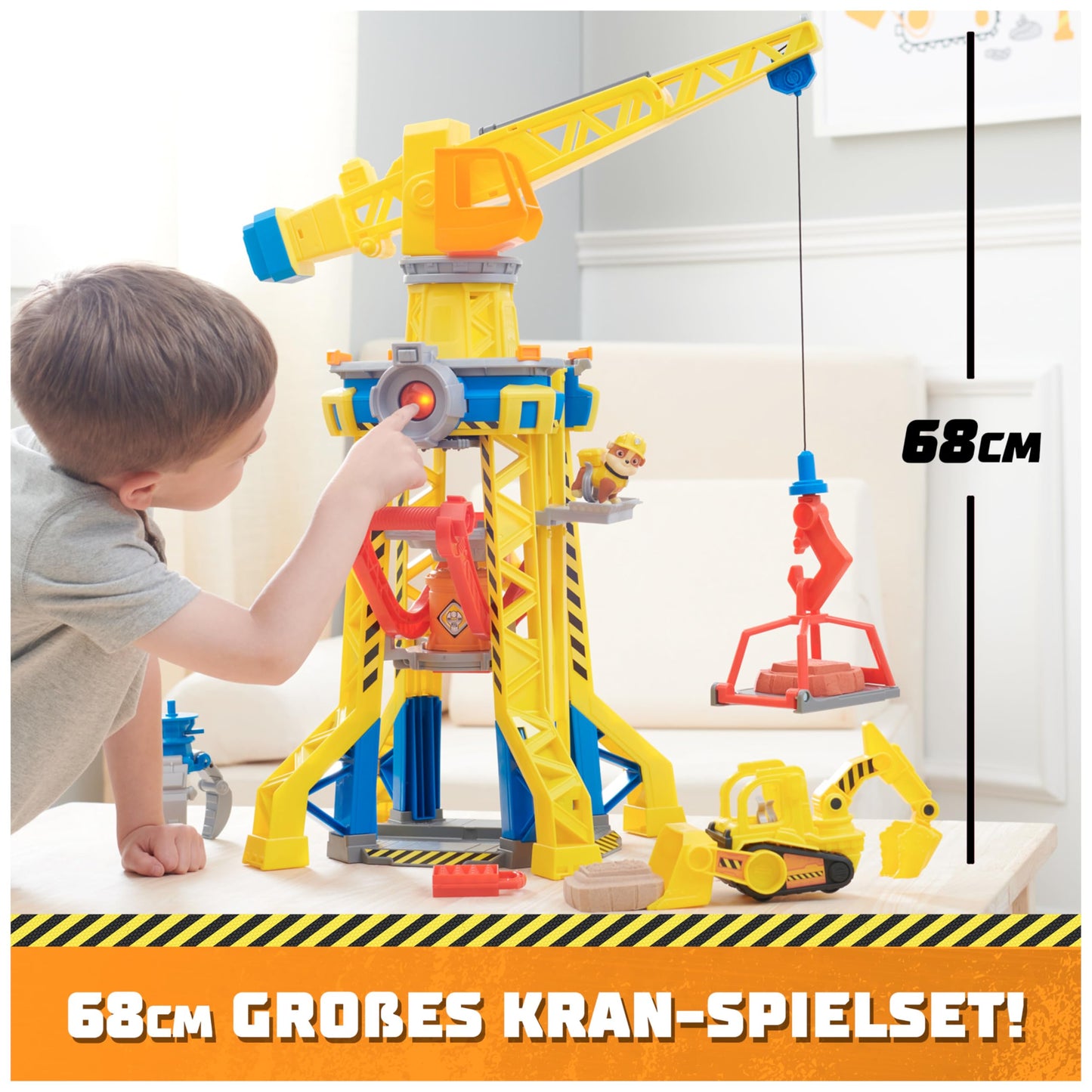 Rubble & Crew - Construction Paws Courtyard Crane Playset (68 cm) with Rubble action figure, bulldozer construction vehicle, and 340 g Kinetic Sand Build-it Sand. Suitable for children aged 3 years and older.