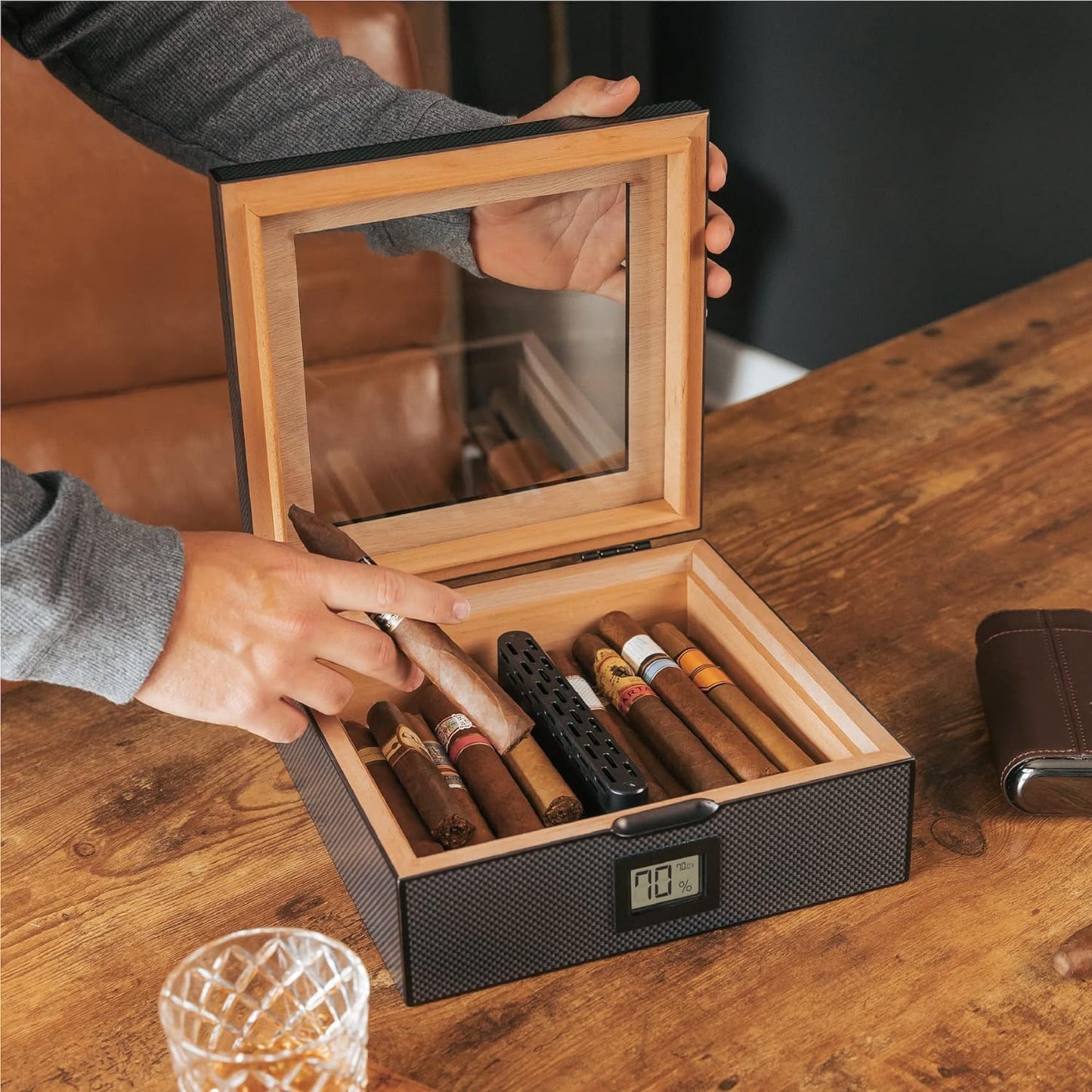CASE ELEGANCE MAG Desktop-Humidor, simple humidification system, precise digital hygrometer, carbon fiber, magnetic seal, for 20-30 cigars