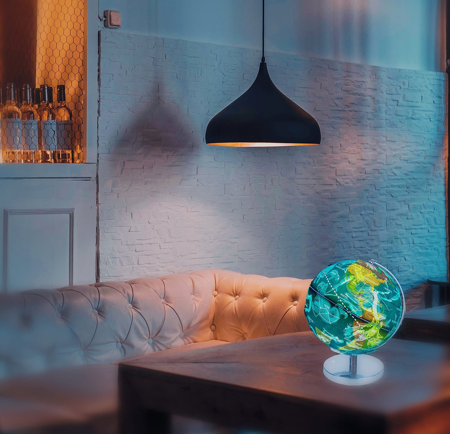23cm illuminated globe with metal base - German map - student globe with cable-free LED lighting - political map (daytime) - constellation of stars (night)