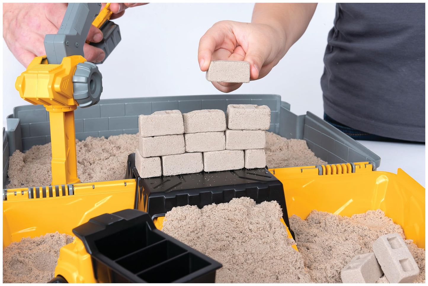 Kinetic Sand Construction Kit - with 907g of original magical kinetic sand from Sweden, construction vehicle, and accessories for creative indoor sand play, for children ages 3 and up.