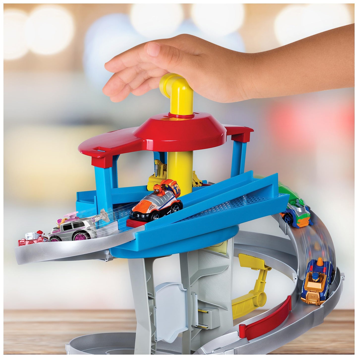 PAW PATROL 6058281 - True Metal Adventure Bay Playset with 2 metal vehicles in 1:55 scale.