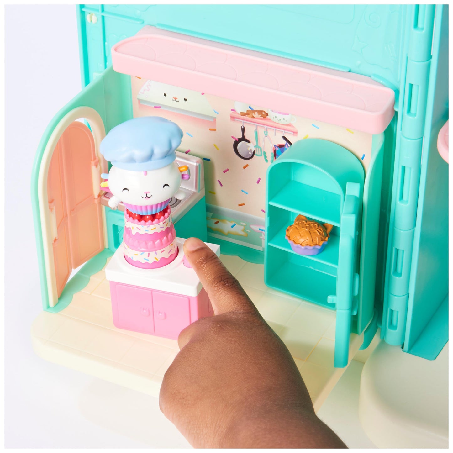 Gabby's Dollhouse Deluxe Room, Bakey with Cakey, Kitchen with Kuchi (Cakey), 3 furniture pieces and 2 surprise boxes with accessories, suitable for children aged 3 and up.