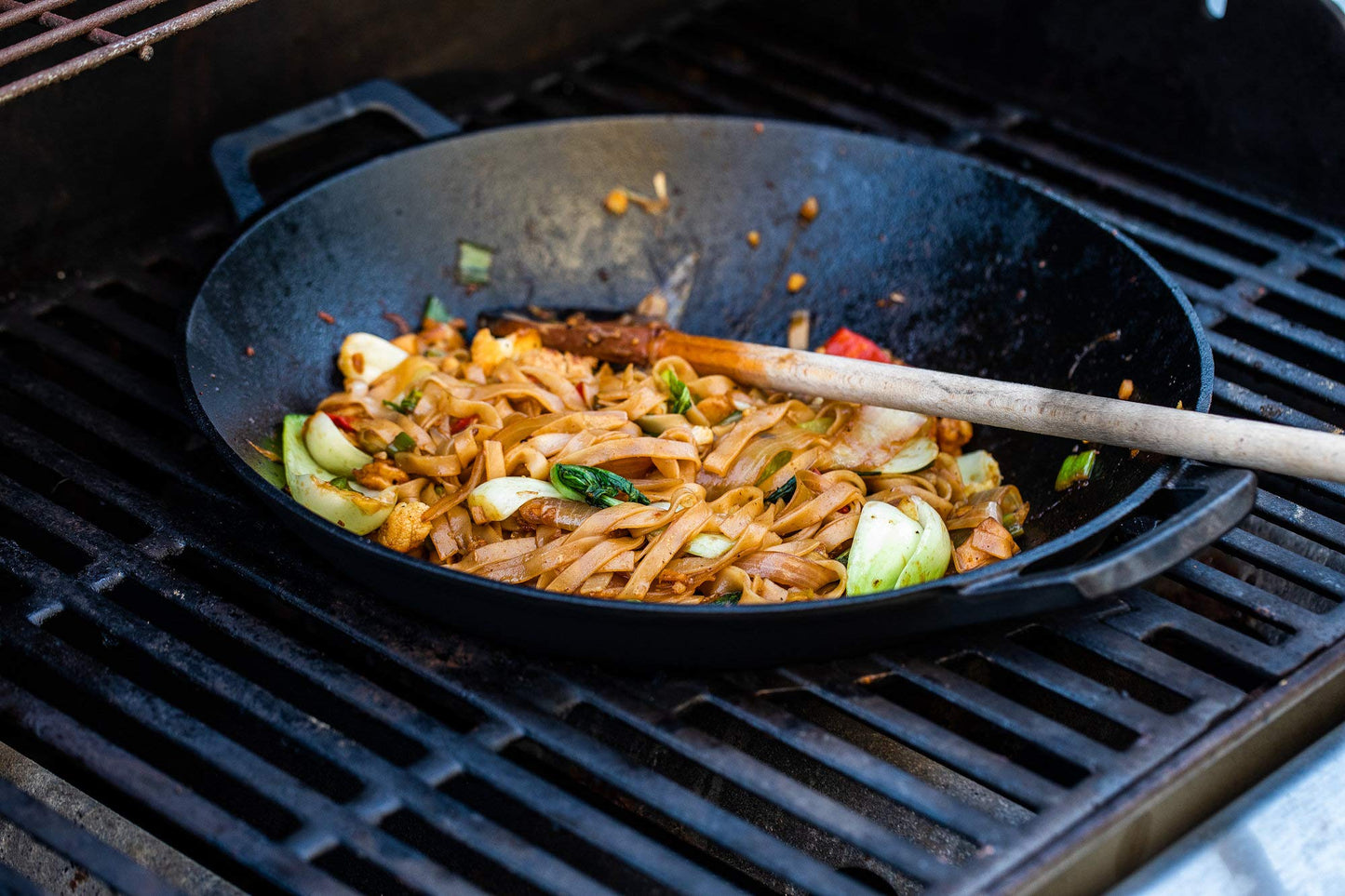 BBQ-Toro Cast Iron Wok Pan Ø 35.5 cm | Pre-seasoned | Flat bottom wok | Cast iron pan for gas grill and electric stove | Induction compatible, thermoresistant.