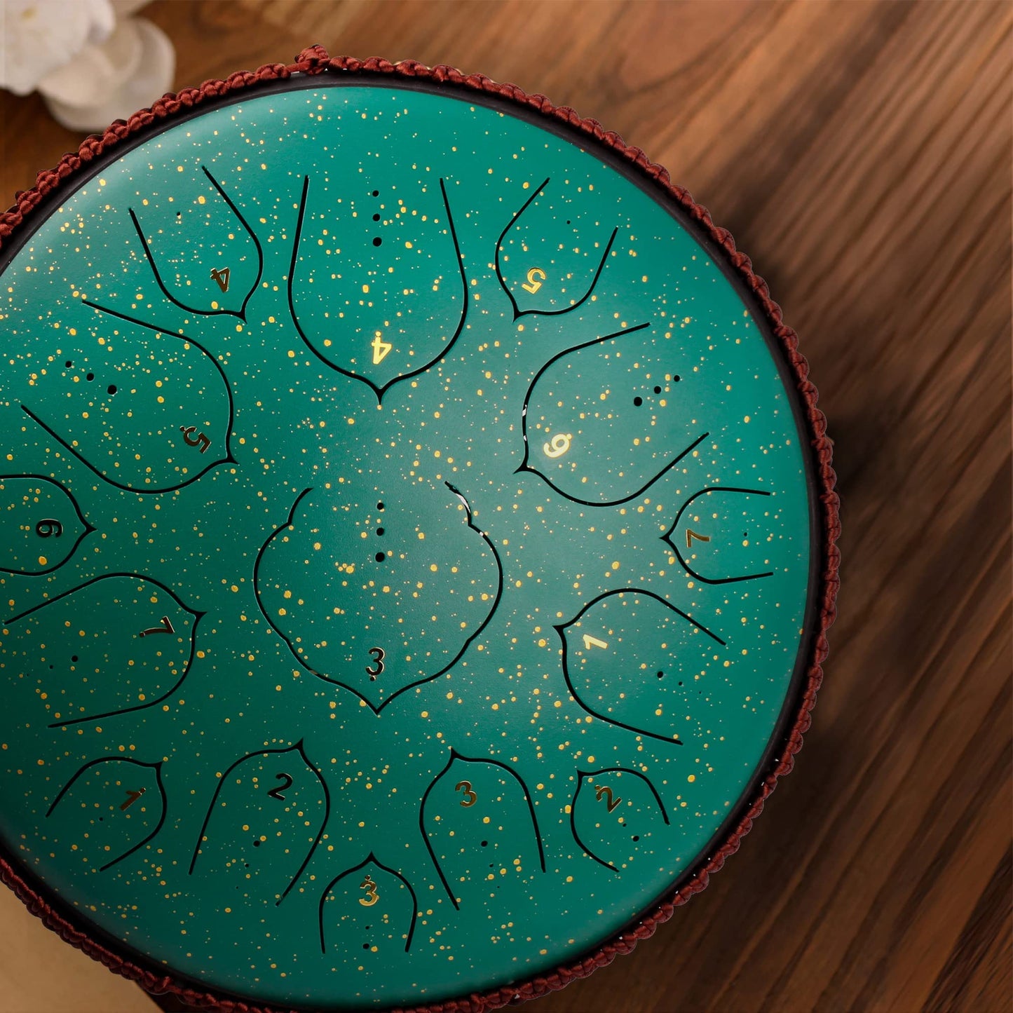 AMKOSKR Steel Tongue Drum, 14 inch 35 cm Steel Tongue Drum, D major 15 notes, Hand Drum HandPan Drum with drumsticks/ carrying bag (Green)