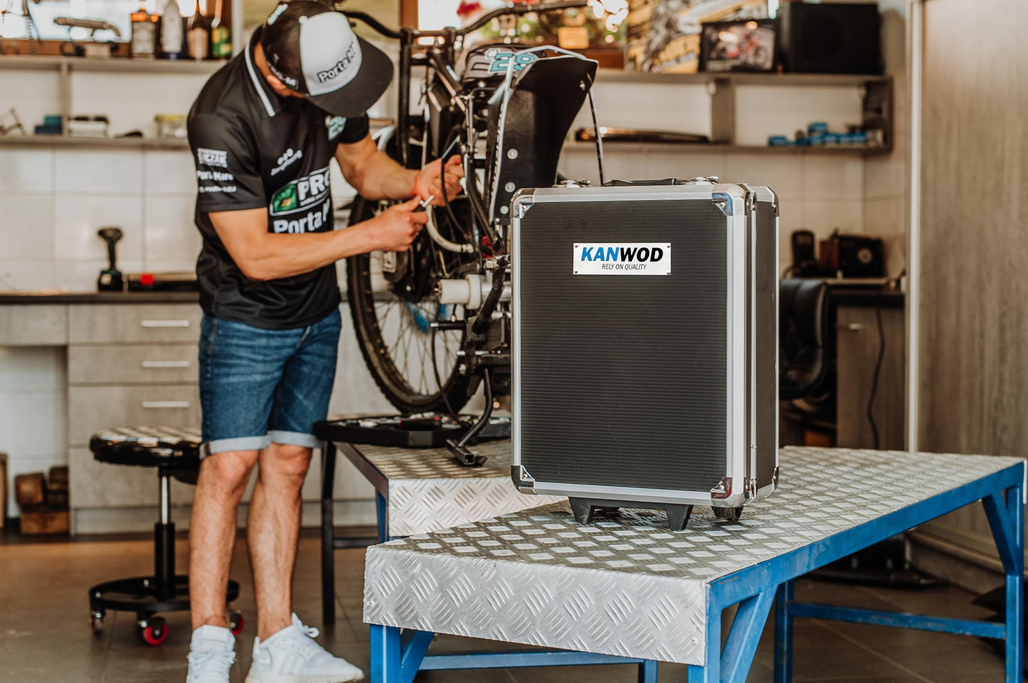 Kanwod KTOTC-1054 tool kit filled with 1000 pieces | Tool trolley set for DIY enthusiasts and master craftsmen | for workshop and household | includes wrenches, hammer, and more.