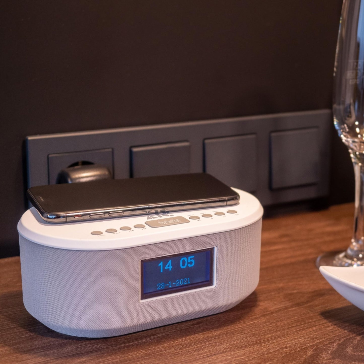 AIC radio alarm clock DAB with charging function Bluetooth QI function USB dual alarm 18DAB white
