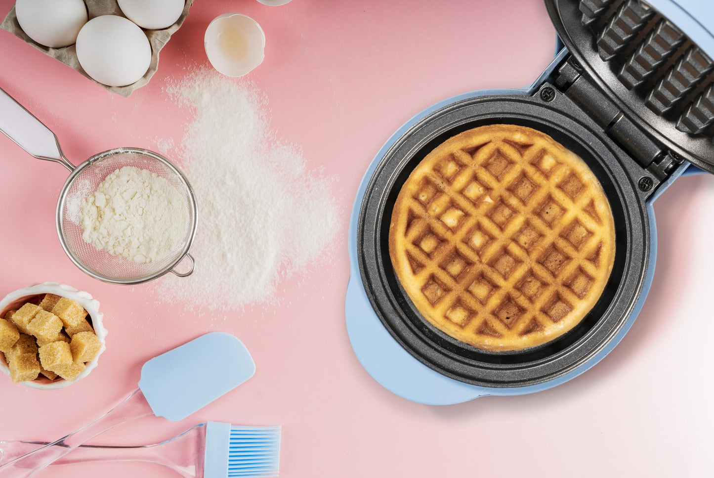 Bestron Mini Waffle Iron for classic waffles, small waffle maker with non-stick coating, perfect for kids' birthdays, family gatherings, Easter or Christmas, retro design, 550 watts, color: Blue.