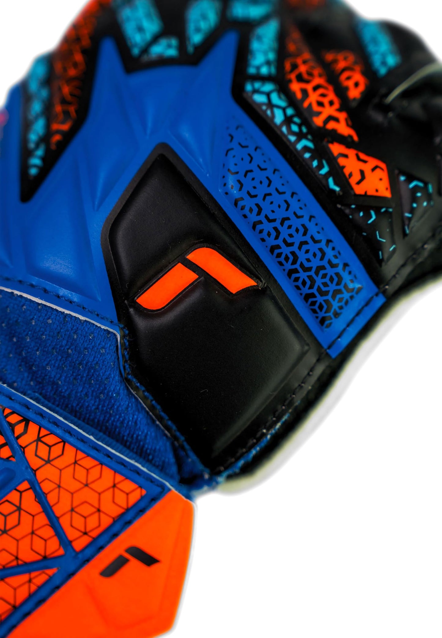 Reusch Attrakt Solid Junior goalkeeper gloves for kids and teenagers. Suitable for boys and girls in all weather conditions and playing surfaces.