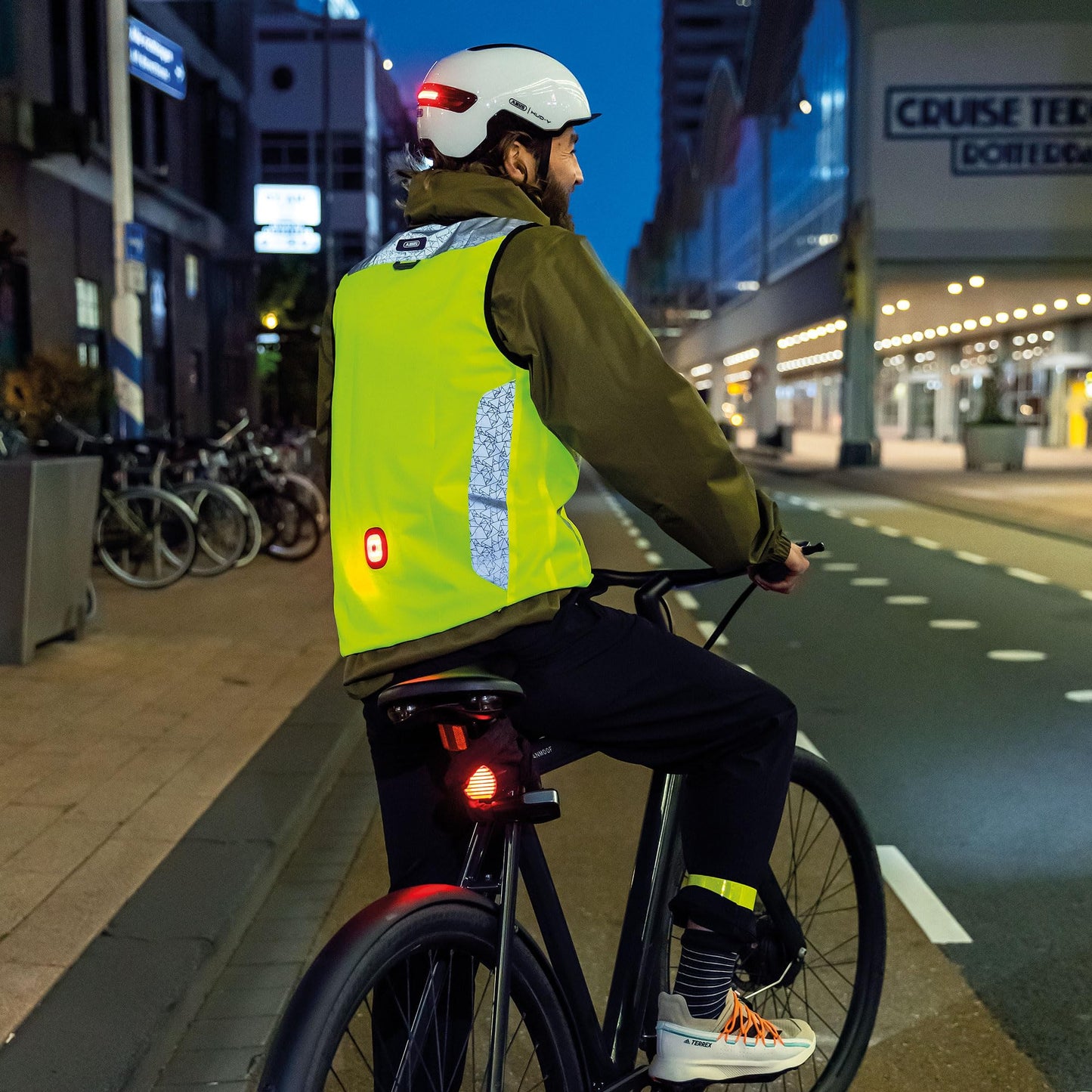 ABUS Urban Helmet HUD-Y - with magnetic, rechargeable LED rear light & magnetic closure - Cool everyday bike helmet - for men and women