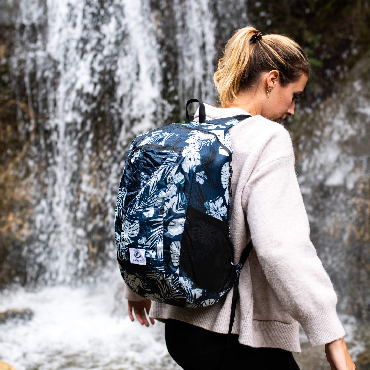 4Monster Foldable Backpack Ultra Lightweight, Unisex Daypack Outdoor, Waterproof Hiking Backpack for Camping, Hiking, Travel, Sports, Climbing, Cycling (Navy Blue, 16L)