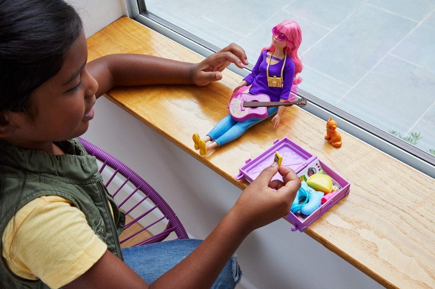 Barbie FWV26 doll Daisy (curvy with pink hair) and kitten, guitar, opening suitcase, stickers, and nine accessories, toy gift for children ages 3-7.