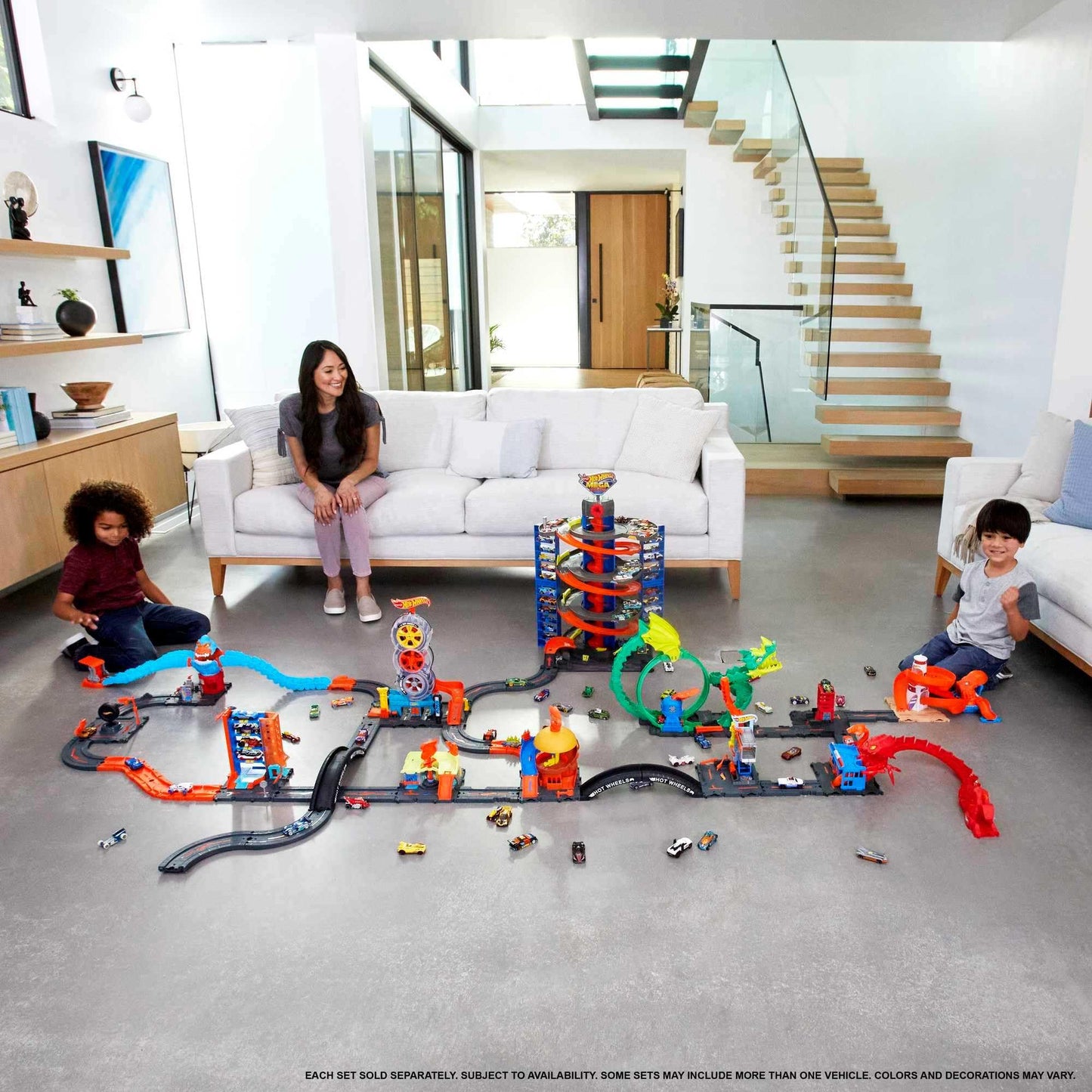 Hot Wheels Race Track Gas Can, stunt and race action for toy cars, with looping track, storage box, car toy, toys for 6 years and older, HDX78.