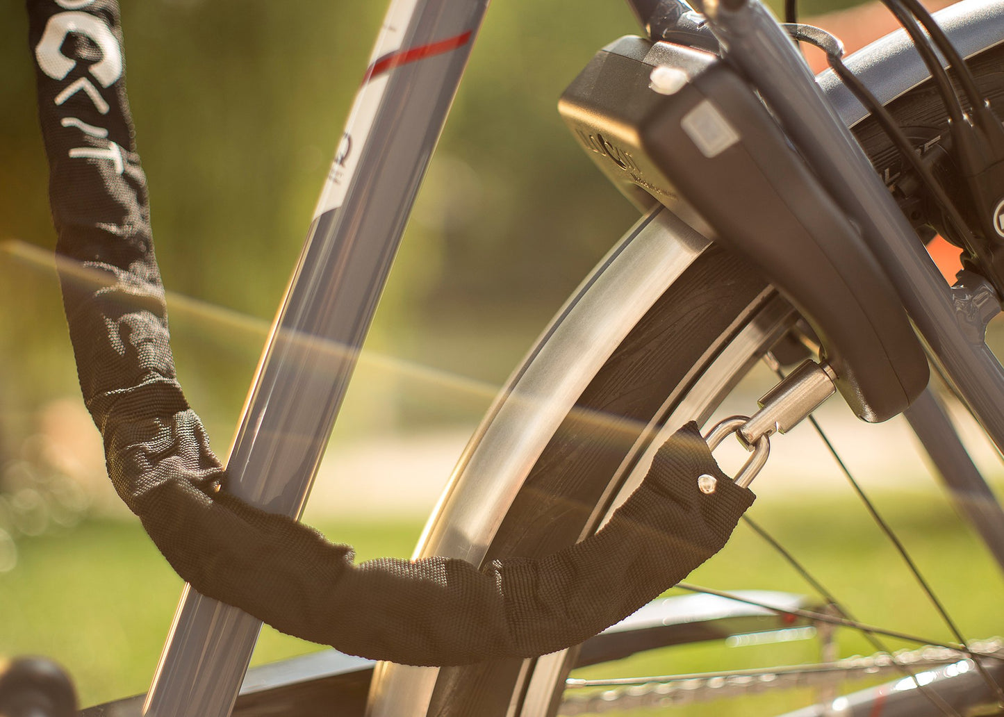 I LOCK IT frame lock for your bike with an insert chain and bag.