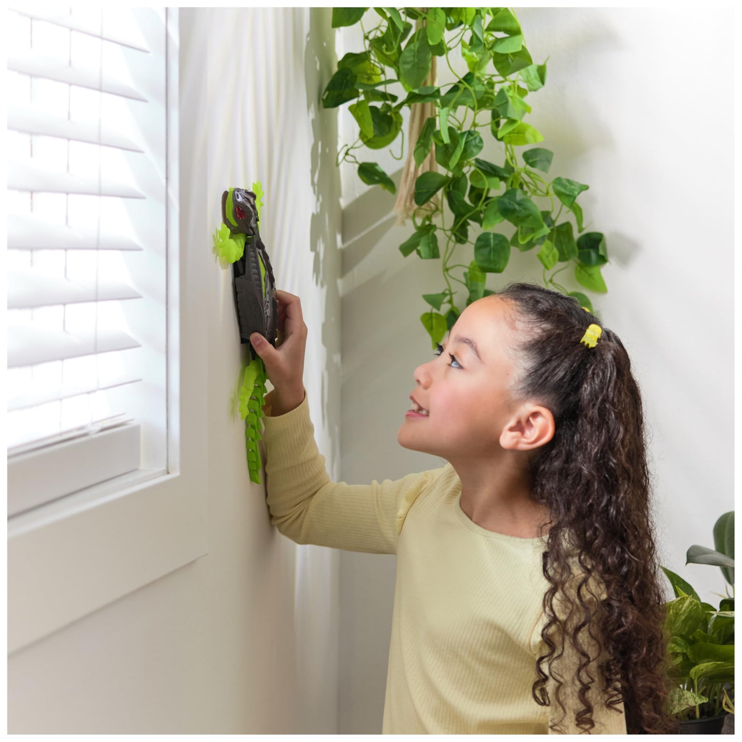 Hex Bots - Wall Crawler Gecko, remote-controlled gecko that crawls on walls and ceilings, with glowing LED eyes, remote included, realistic movements, for kids ages 4 and up.