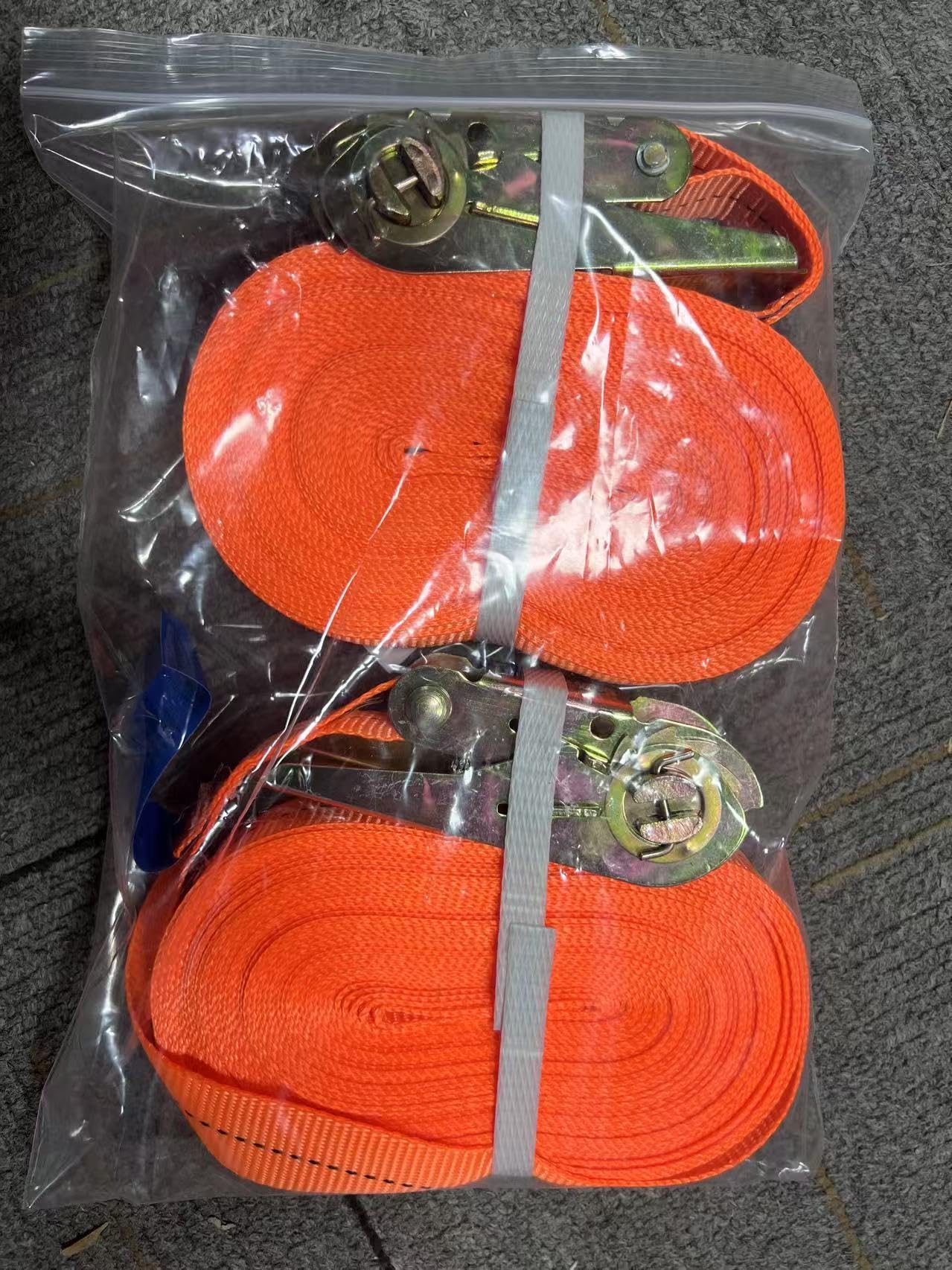 2 pieces of 12m long ratchet tie-down straps, Basicon 800KG ratchet straps with 25mm wide ratchet and adjustable fastening straps for secure cargo transport.