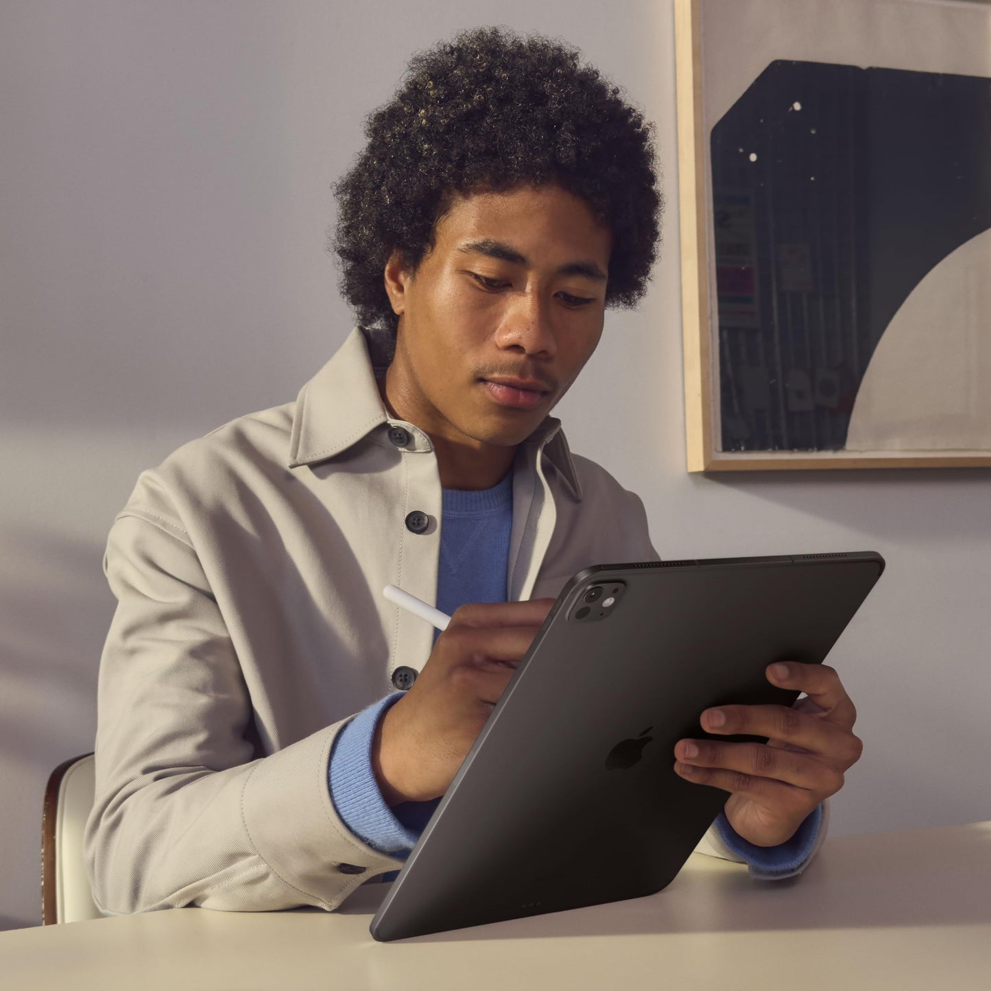 Apple 13" iPad Pro (M4): Ultra Retina XDR Display, 256GB, 12MP Front/12MP Rear Camera, LiDAR Scanner, WiFi 6E, Face ID, all-day battery, standard glass – Space Black.