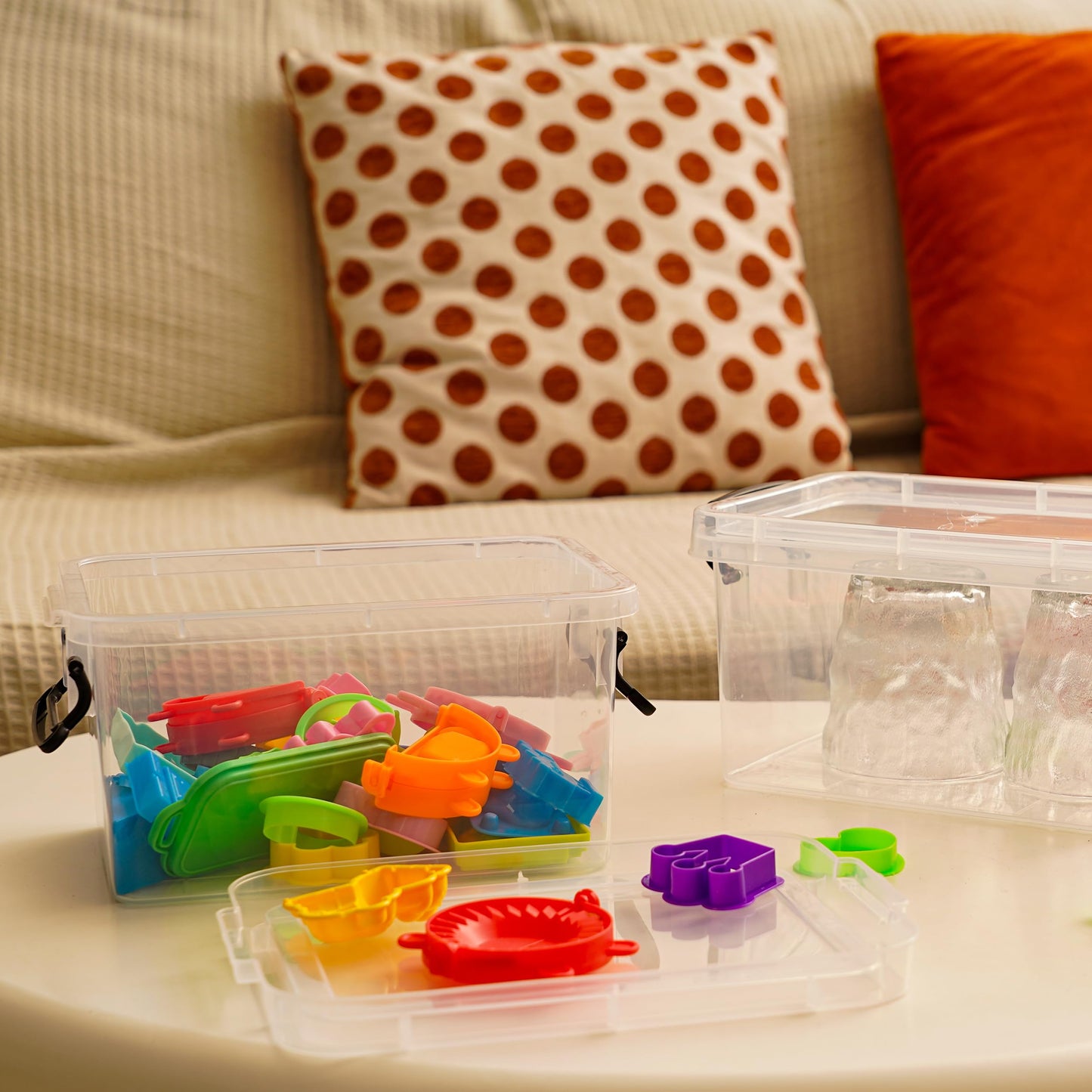 Citylife 6-piece set of 4L storage boxes with lids, small and stackable. Transparent with handle clips for small items. Elastic and durable plastic boxes for crafting supplies, measuring 21.5 x 11 x 15.2 cm.