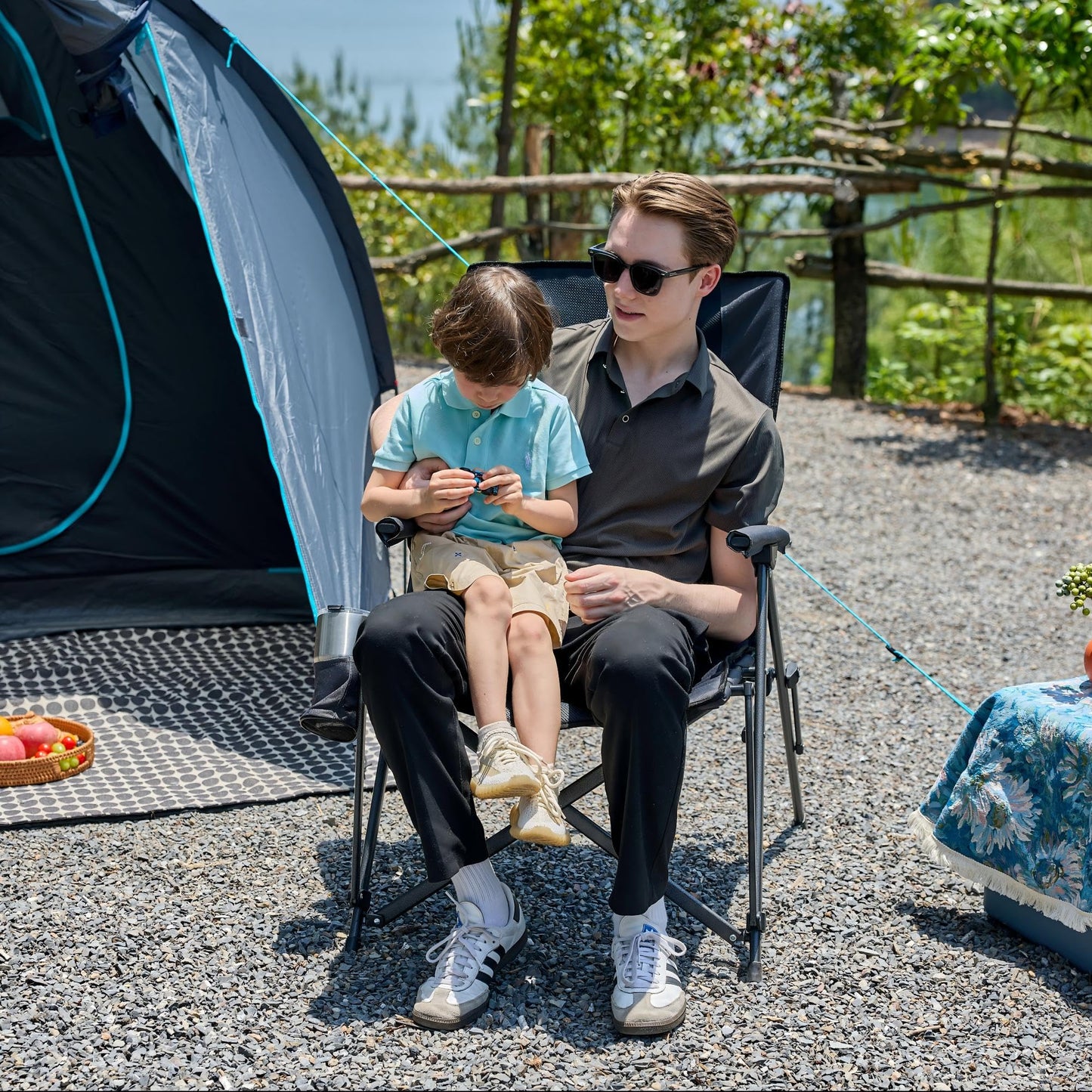 TIMBER RIDGE folding camping chair with wide 55cm seat, XXL padded backrest, and side pocket. Supports up to 150kg, perfect for camping, garden, balcony.