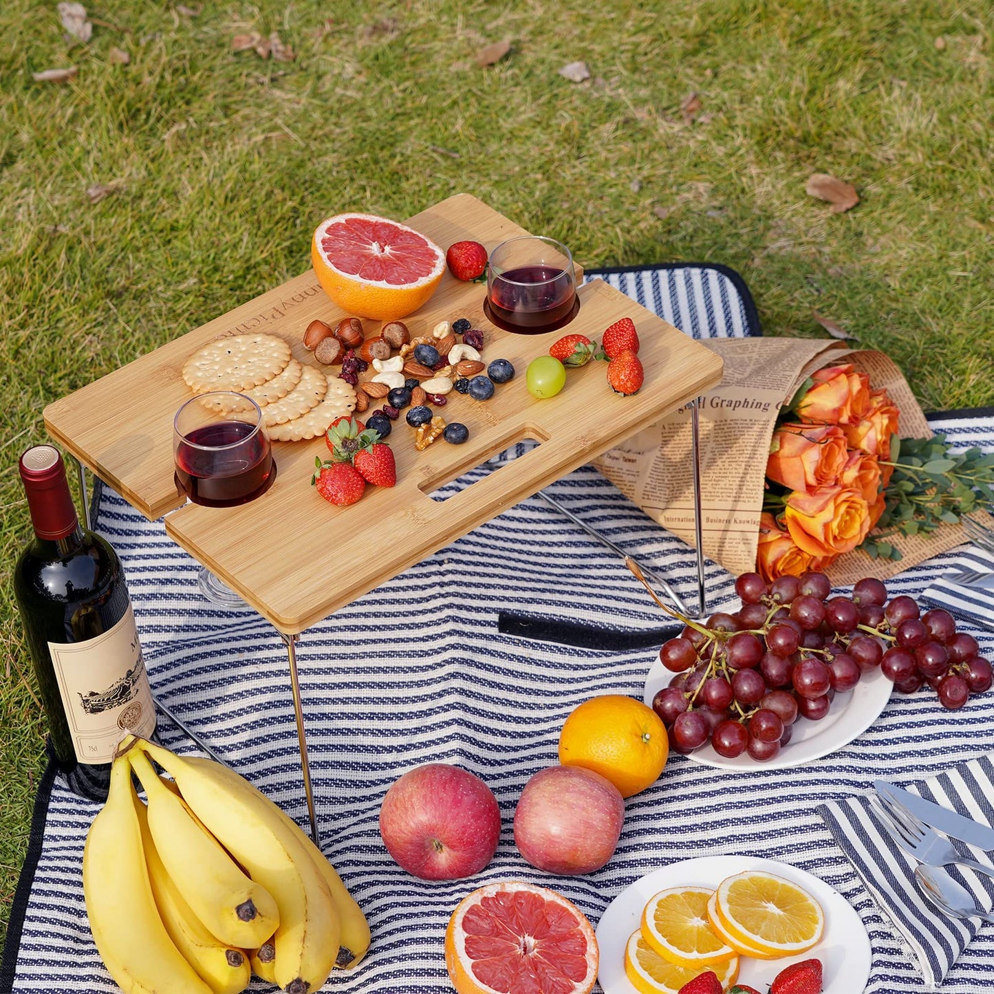 Picnic basket for 2, including a bamboo wine table with metal legs. Perfect for camping and outdoor parties.