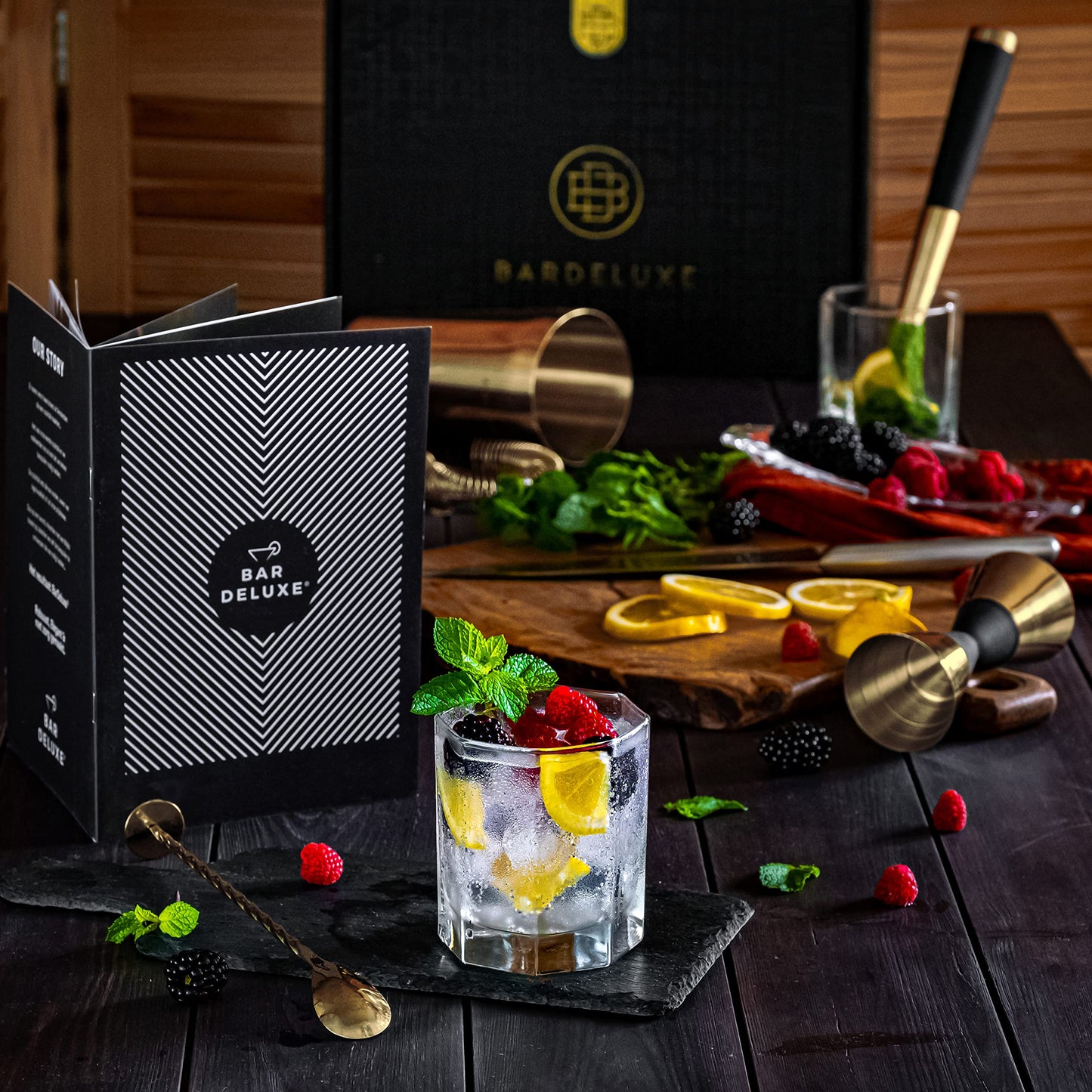 BarDeluxe® Boston Shaker Set 5-piece, Bartender Set, Cocktail Mix Set - 750ml Boston Cocktail Shaker, Stainless Steel Cocktail Set, Cocktail Accessories - Luxury Gift Set, Bag & recipe book (Gold)