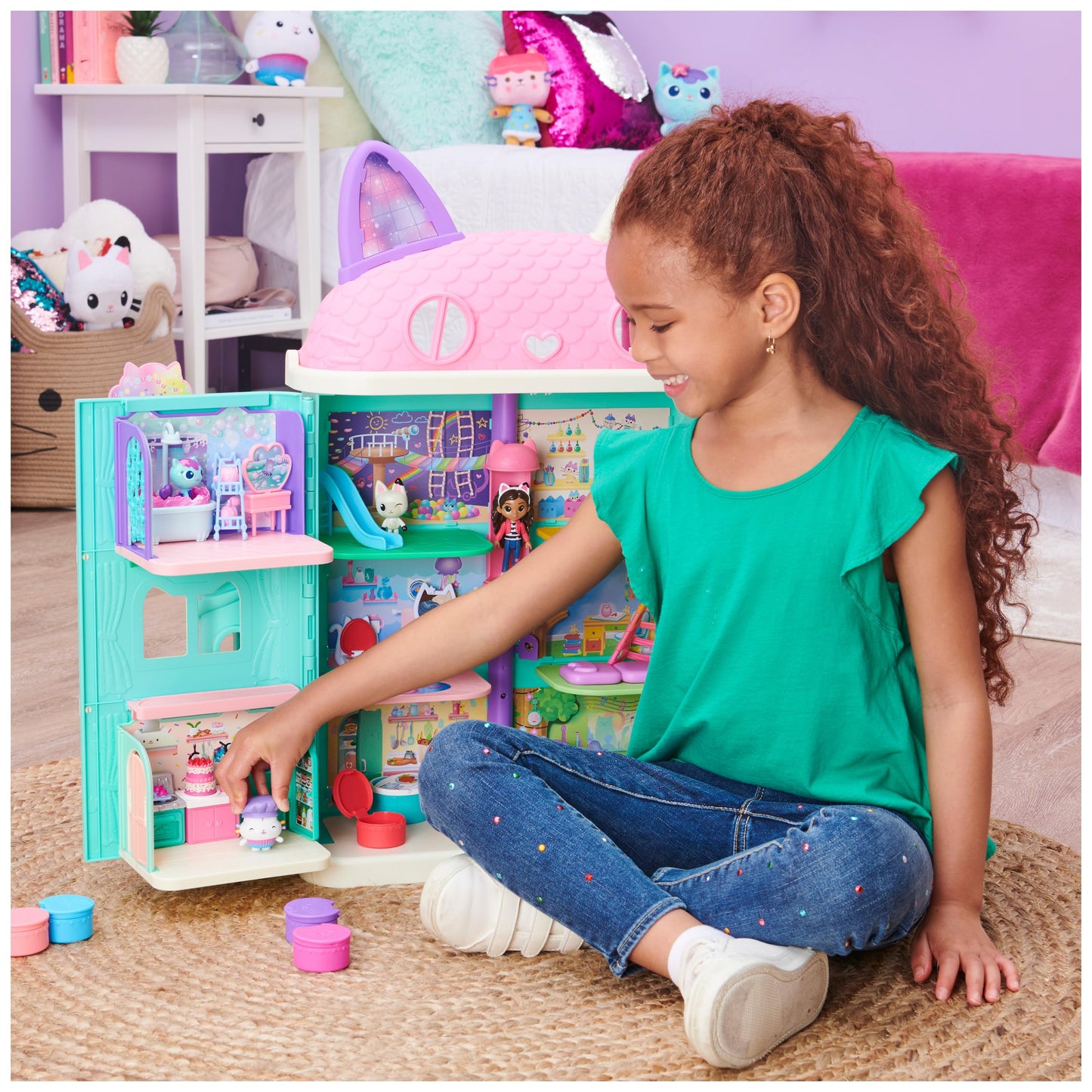 Gabby's Dollhouse Deluxe Room, Bakey with Cakey, Kitchen with Kuchi (Cakey), 3 furniture pieces and 2 surprise boxes with accessories, suitable for children aged 3 and up.