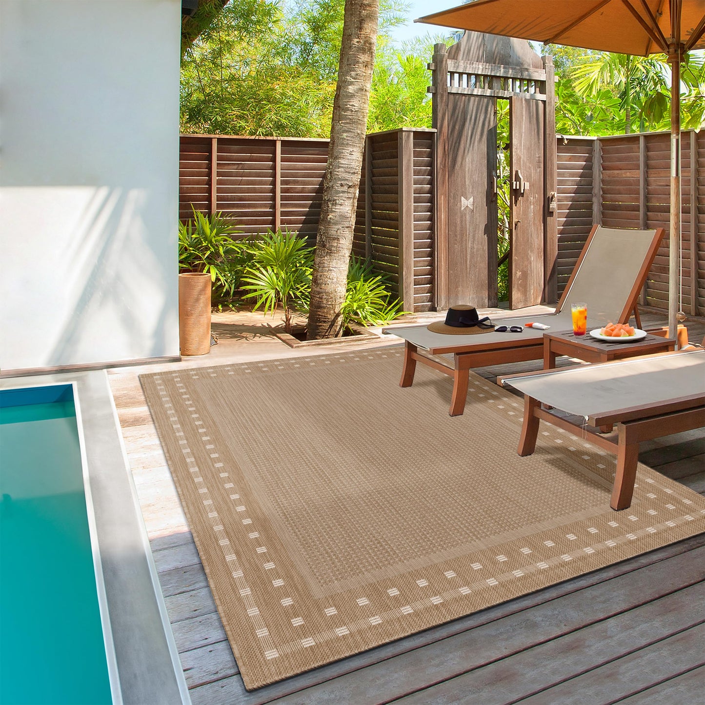 The carpet Mistra is a modern indoor and outdoor rug, perfect for the living room, bedroom, or patio. Weather-resistant, durable, and easy to clean, in brown, 160 x 230 cm.
