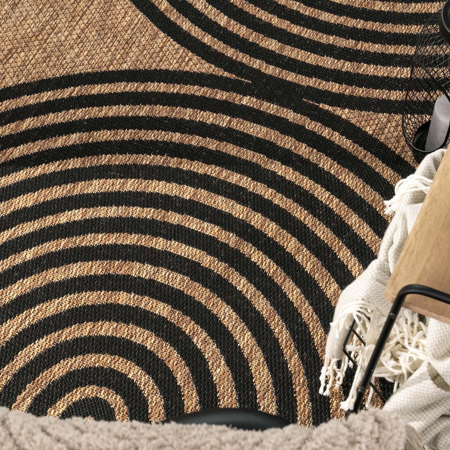 Indoor & Outdoor Rug, weather-resistant, suitable for living room, balcony, kitchen, and terrace. Flat-woven with a sisal-like pattern of boho circles in black. Size: 160x220 cm.