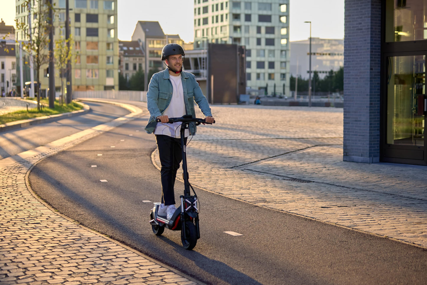 Segway ZT3 Pro D, street-legal E-Scooter, 70km Eco range, 56km range at 20km/h, full suspension, 120kg weight capacity, 25% incline, Apple FindMy, off-road tires, waterproof, Ninebot.