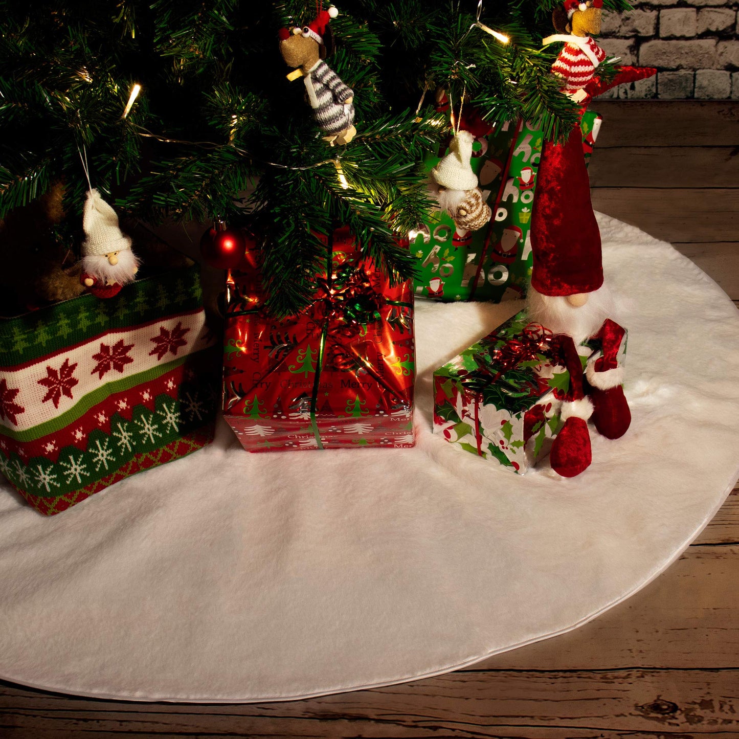 COM-FOUR® White Premium Christmas Tree Skirt to protect against pine needles - round tree skirt for the Christmas tree - base in Christmas design for gifts and decorations.