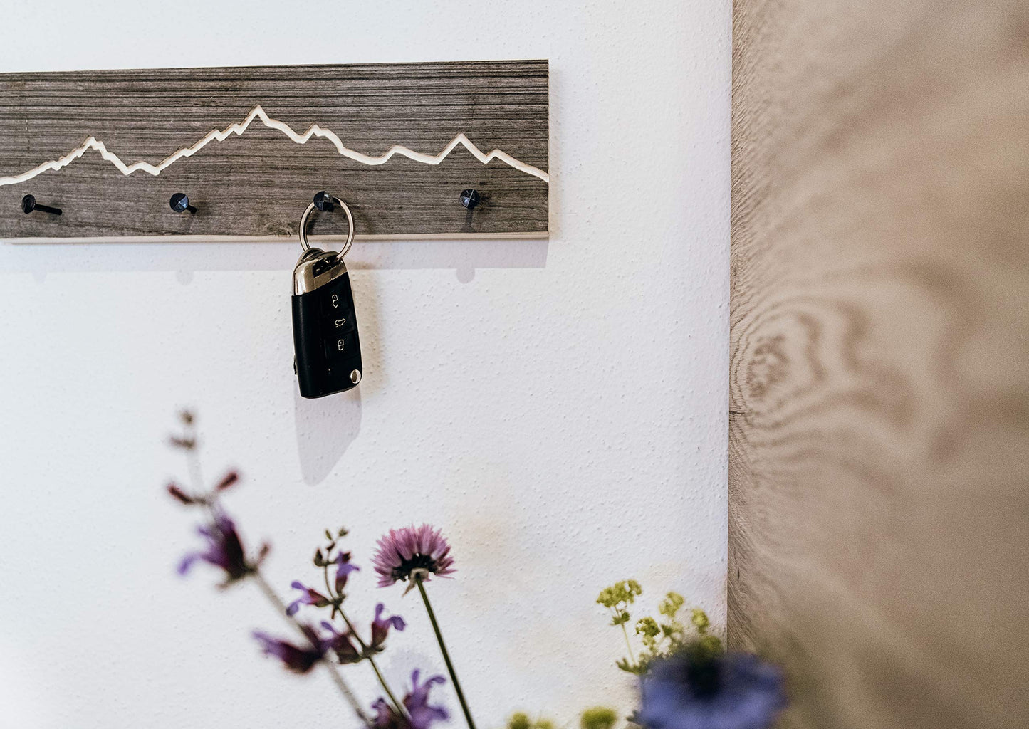 Rustic key rack with mountain silhouette, 40 cm - Handmade in Bavaria - Key cabinet and holder in mountain design - Key rack, wooden wall decoration, rustic and modern.