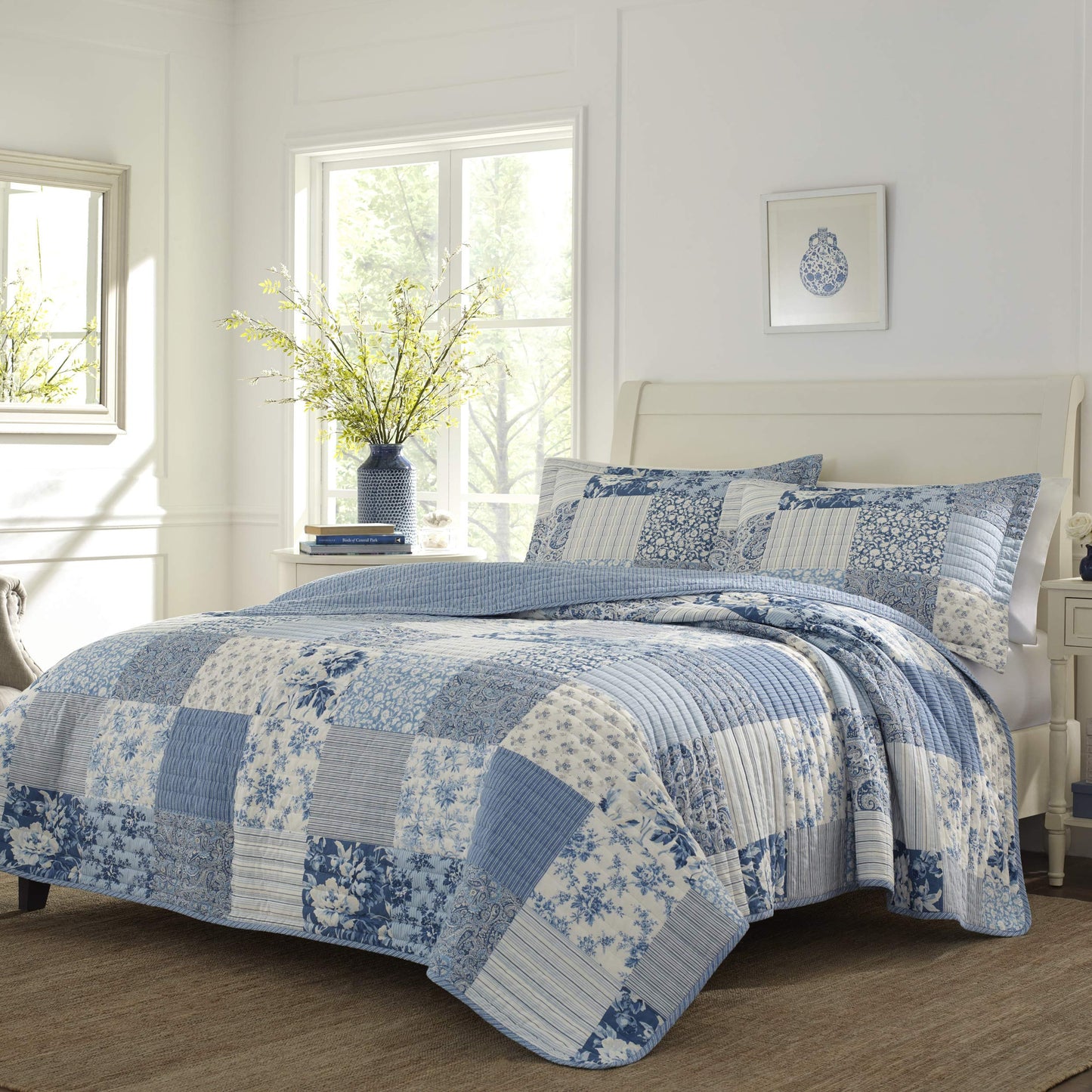 Laura Ashley - Double bed linen set, reversible cotton bedding with matching pillowcase, farmhouse-inspired home décor (paisley patchwork pattern, blue, double bed)