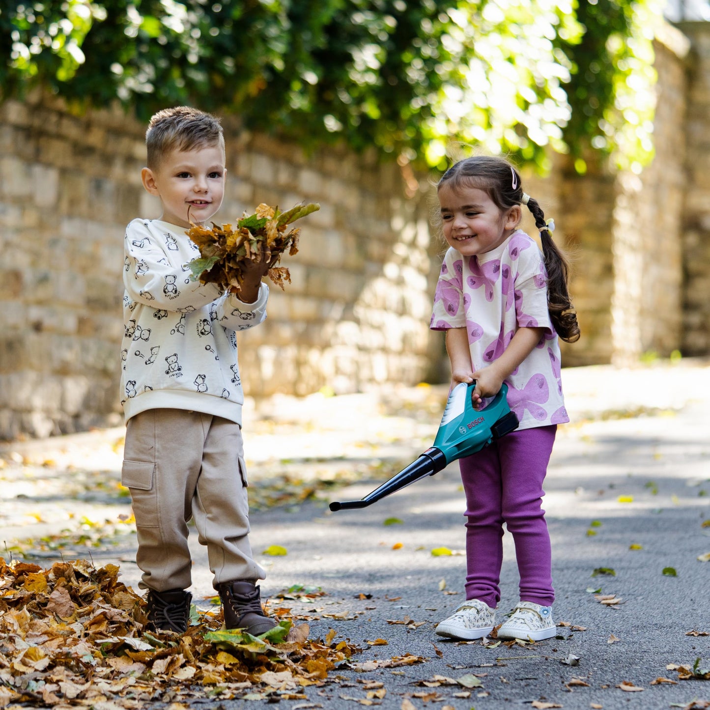Theo Klein 2776 Bosch Leaf Blower I High-quality children's garden tool I With leaf blowing function and detachable attachment I Dimensions: 52 cm x 10 cm x 13 cm I Toy for children aged 3 years and older