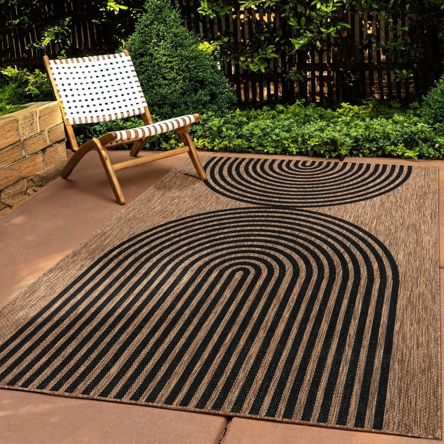 Indoor & Outdoor Rug, weather-resistant, suitable for living room, balcony, kitchen, and terrace. Flat-woven with a sisal-like pattern of boho circles in black. Size: 160x220 cm.