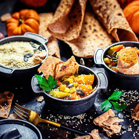 BBQ-Toro Mini Dutch Oven (4 pieces) | Ø 11 cm | Cast Iron Serving Pot with wooden base | pre-seasoned | Small cooking pot dutch oven