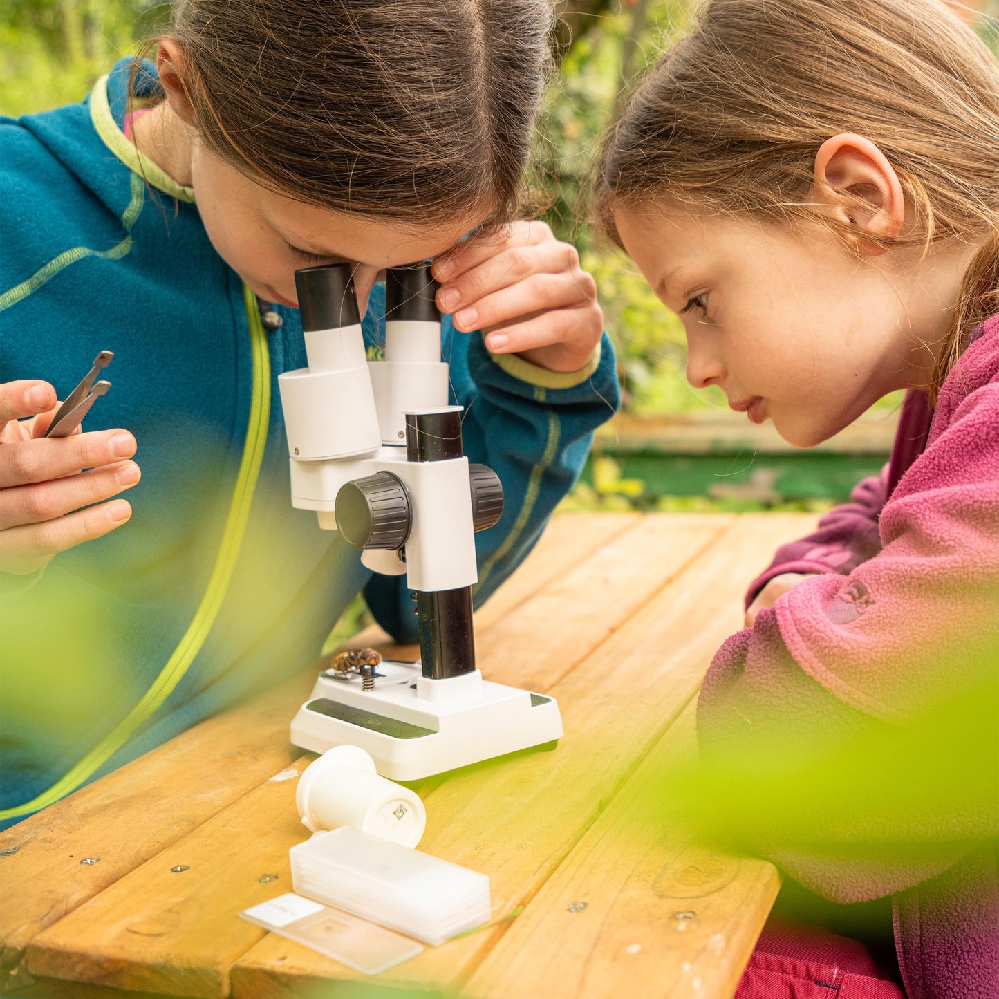 Bresser Junior Stereo 3D Microscope ICD-Pro with 20x and 50x magnification for kids and adults to observe stones, coins, insects, and more. 20x / 50x magnification.