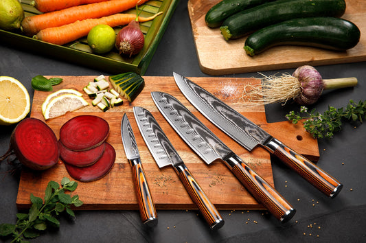 Wolfblood 4-piece damascus knife set (32, 30, 24, and 20 cm) Professional damascus kitchen knife set made of genuine 67 layers of damascus steel I Set includes chef's knife, santoku knife, blade guard, and gift box
